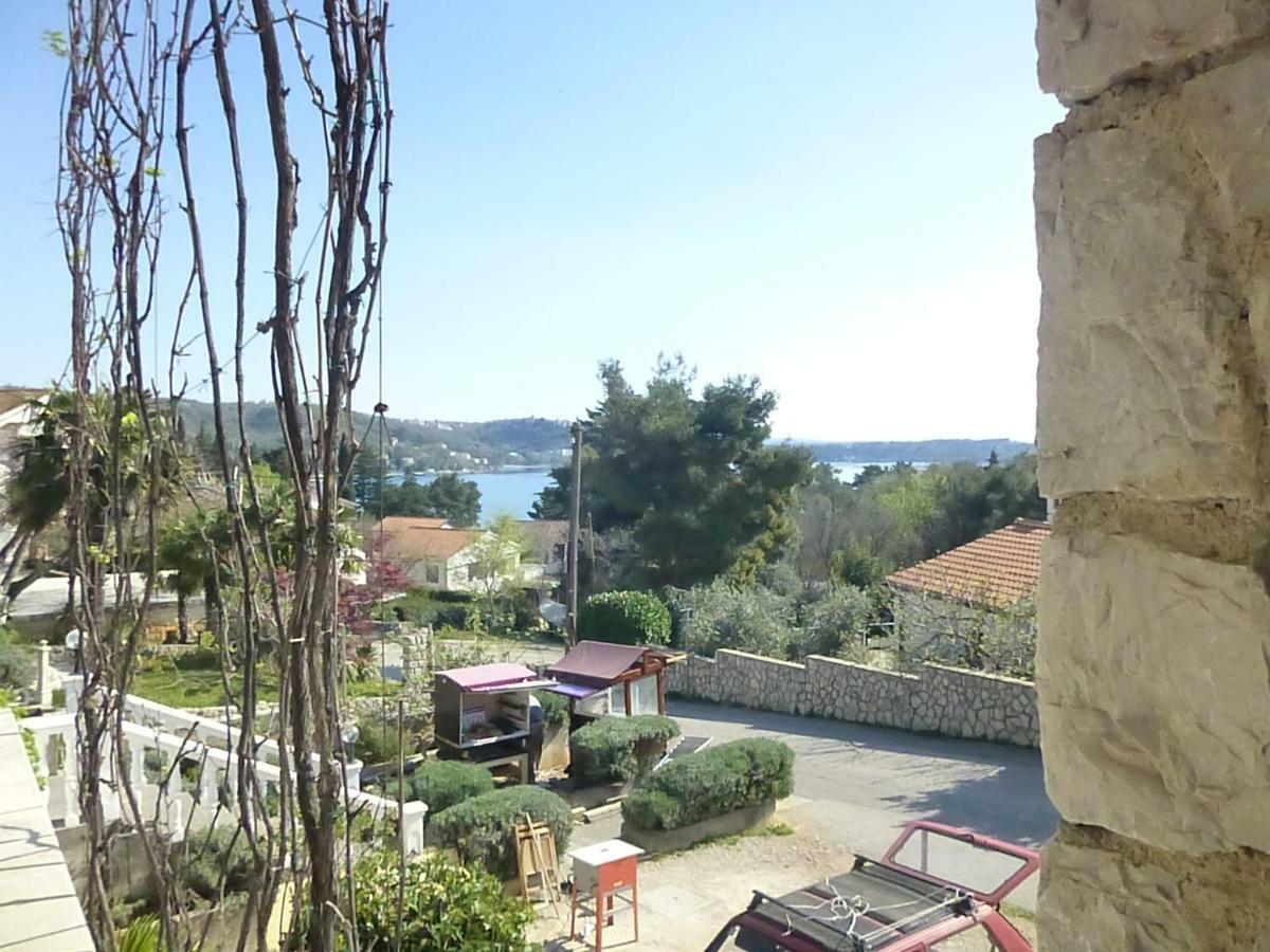 Apartments Vila Lavanda Omisalj Exterior photo